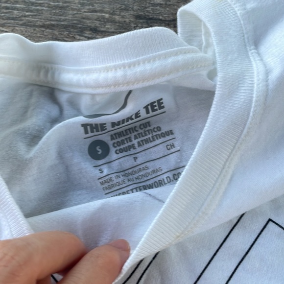 Nike Women’s Graphic T-shirt - Picture 2 of 3